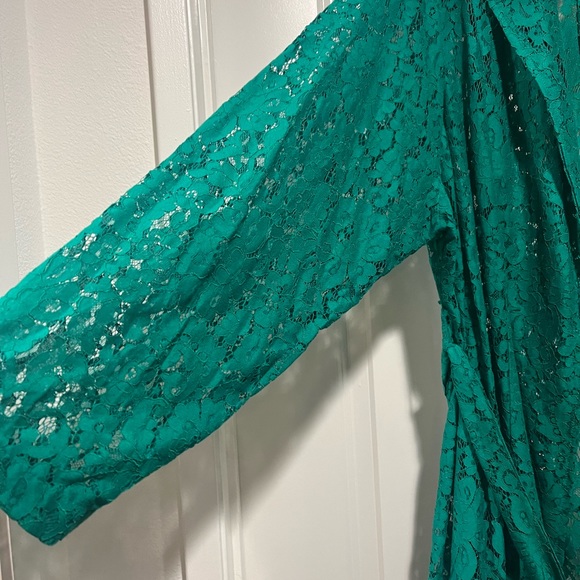 Gorgeous lace trench - Picture 2 of 3